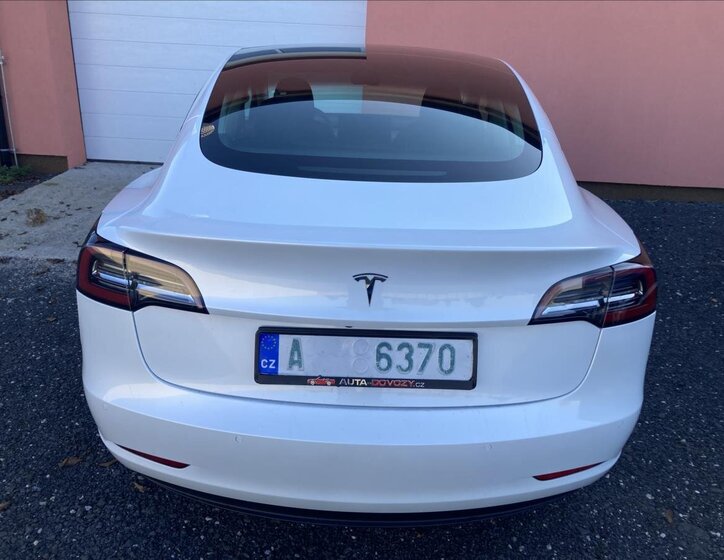Tesla Model 3 Sedan 0,0 208 kw