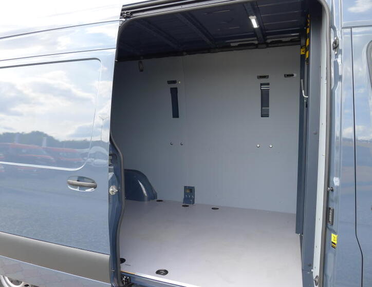 Mercedes-Benz Sprinter 8