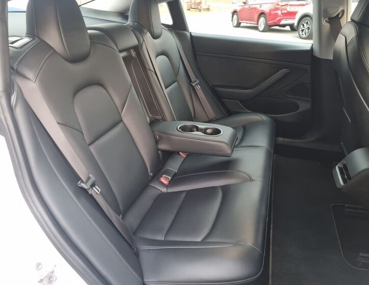 Tesla Model 3 Sedan / Limuzína 0,0 355 kw