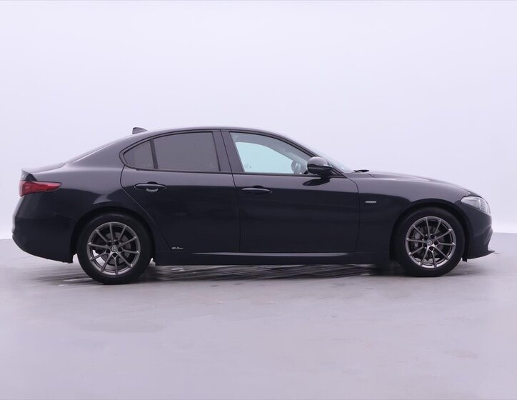 Alfa Romeo Giulia Sedan / Limuzína 2,1 l 110 kw