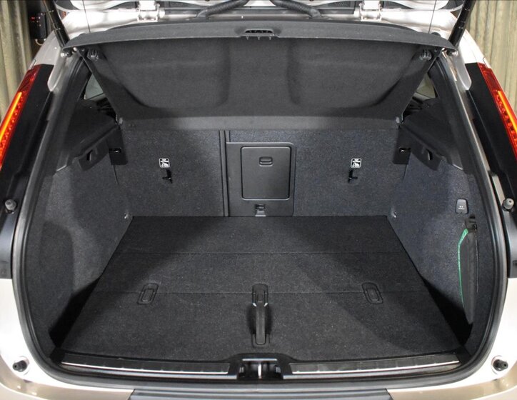 Volvo XC40 SUV / Terénní 2,0 l 145 kw