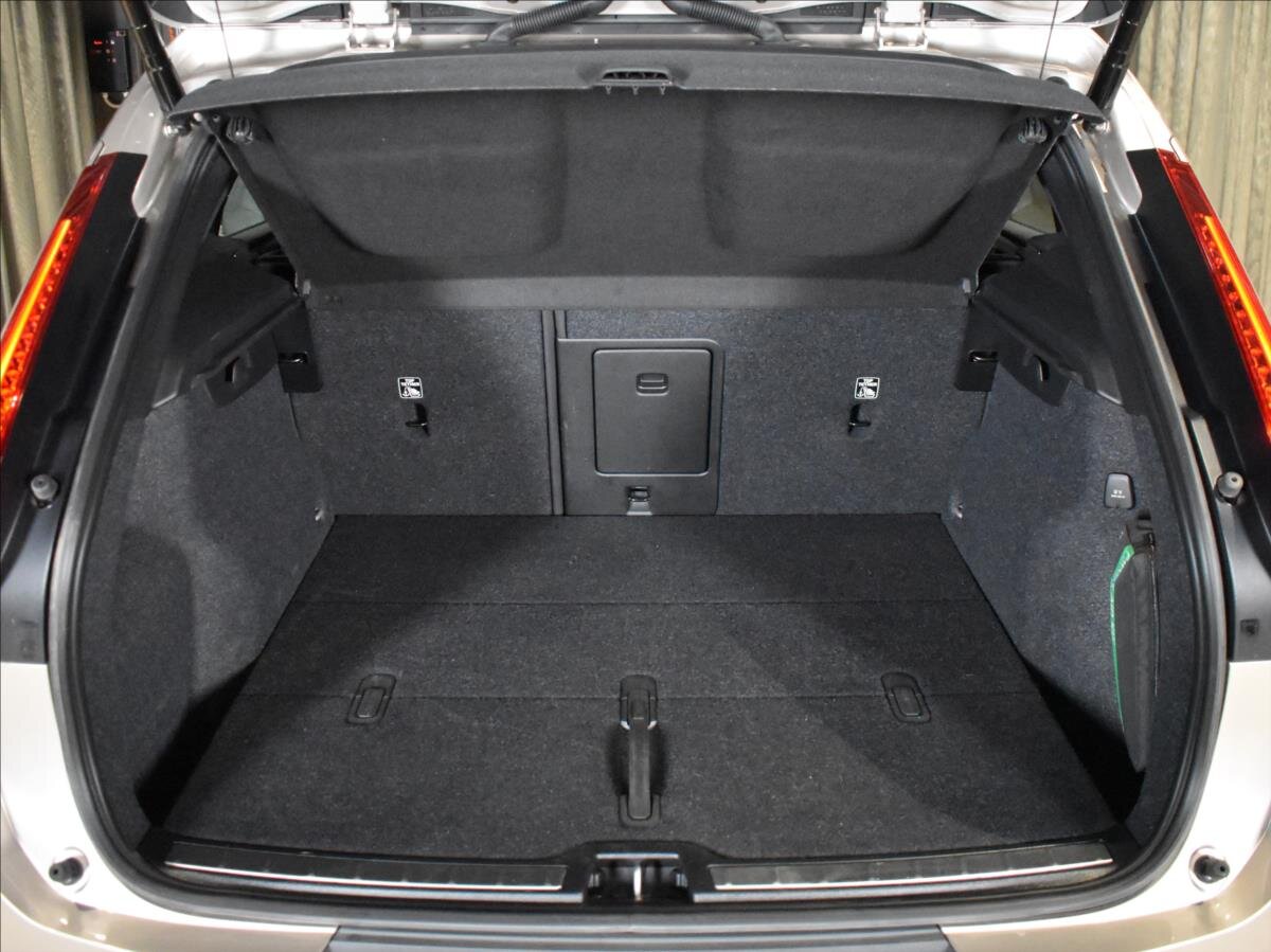 Volvo XC40 SUV / Terénní 2,0 l 145 kw