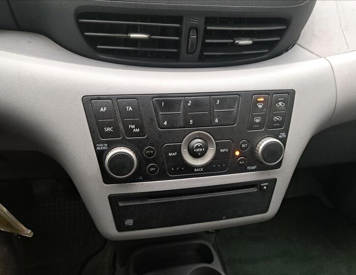 Nissan Almera Tino 26