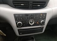 Nissan Almera Tino 26
