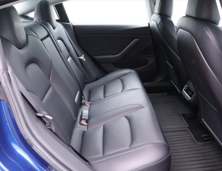 Tesla Model 3 Sedan 0,0 324 kw