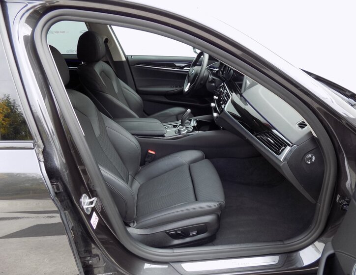 BMW Řada 5 Kombi 3,0 l 195 kw