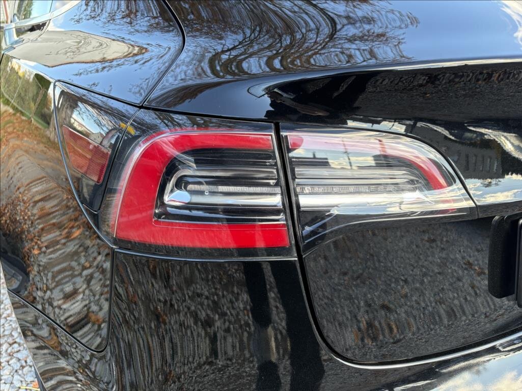 Tesla Model 3 Sedan 0,0 239 kw