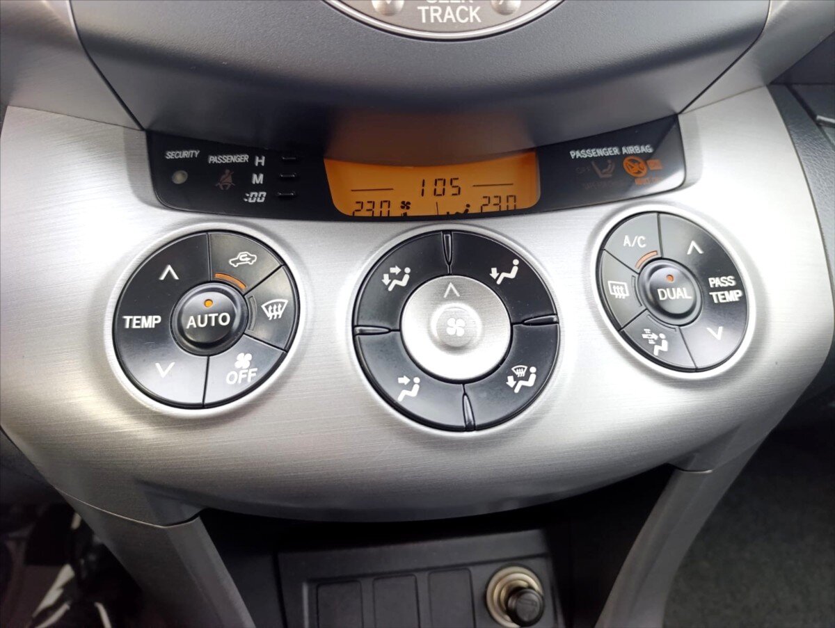 Toyota RAV4 SUV 2,2 l 100 kw