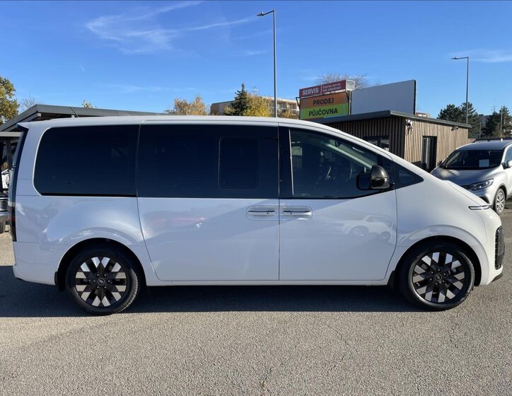 Hyundai Staria 4