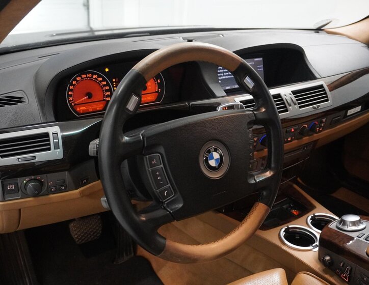 BMW Řada 7 Sedan 6,0 l 327 kw