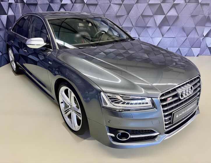 Audi S8 4