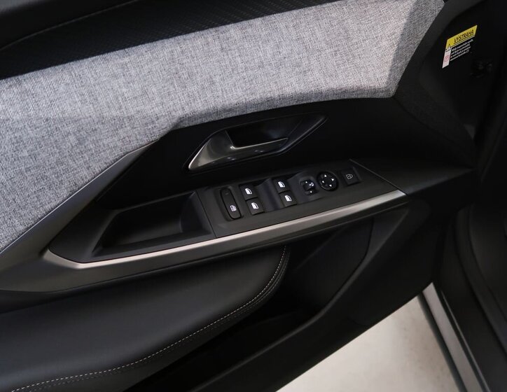 Peugeot 5008 SUV 1,2 l 100 kw