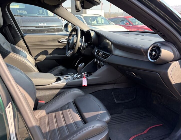 Alfa Romeo Giulia Sedan / Limuzína 2,0 l 206 kw