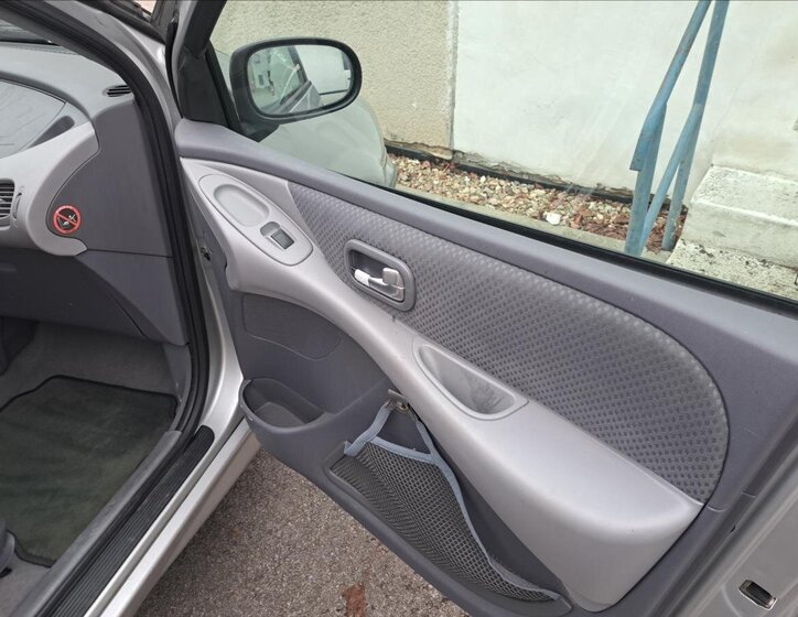 Nissan Almera Tino 35