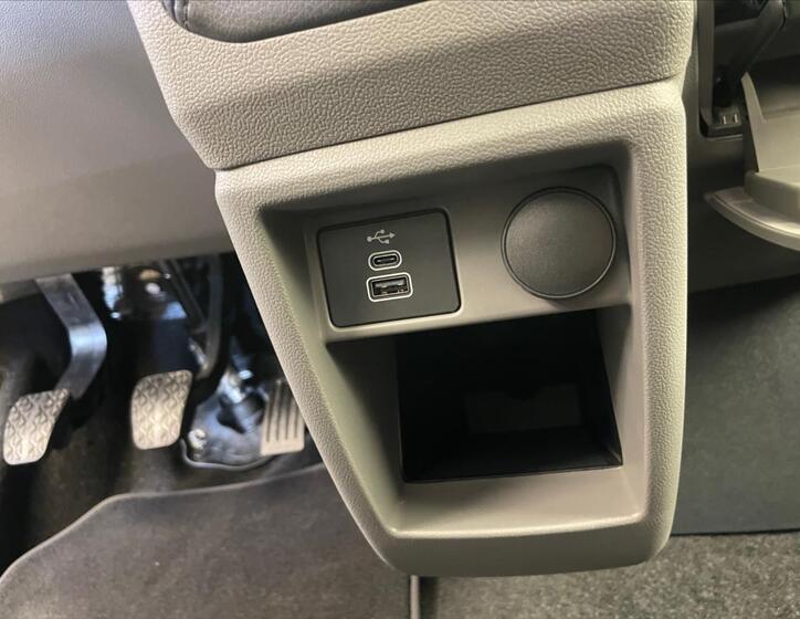 Volkswagen Caravelle 13