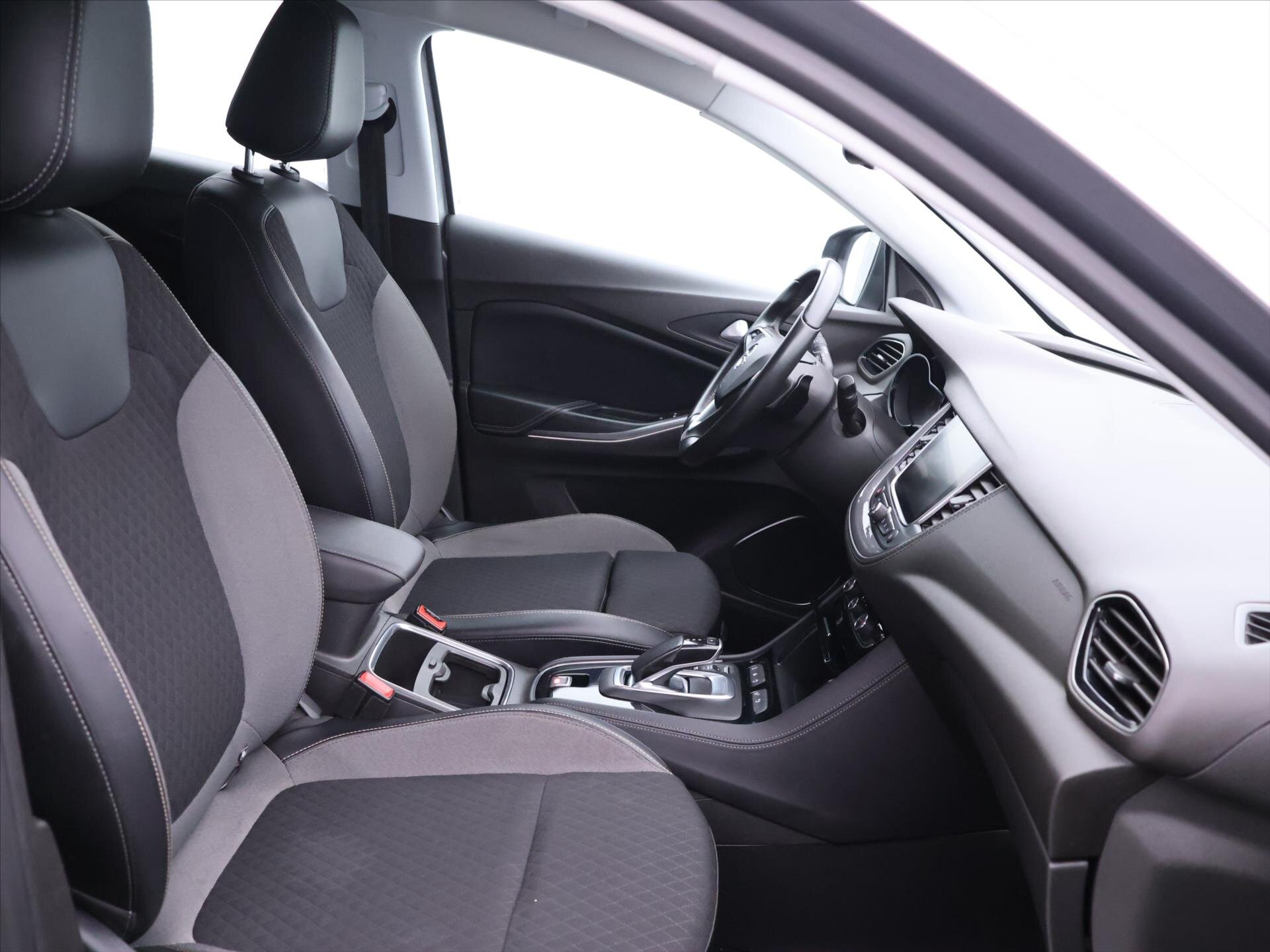 Opel Grandland X SUV 1,6 l 147 kw