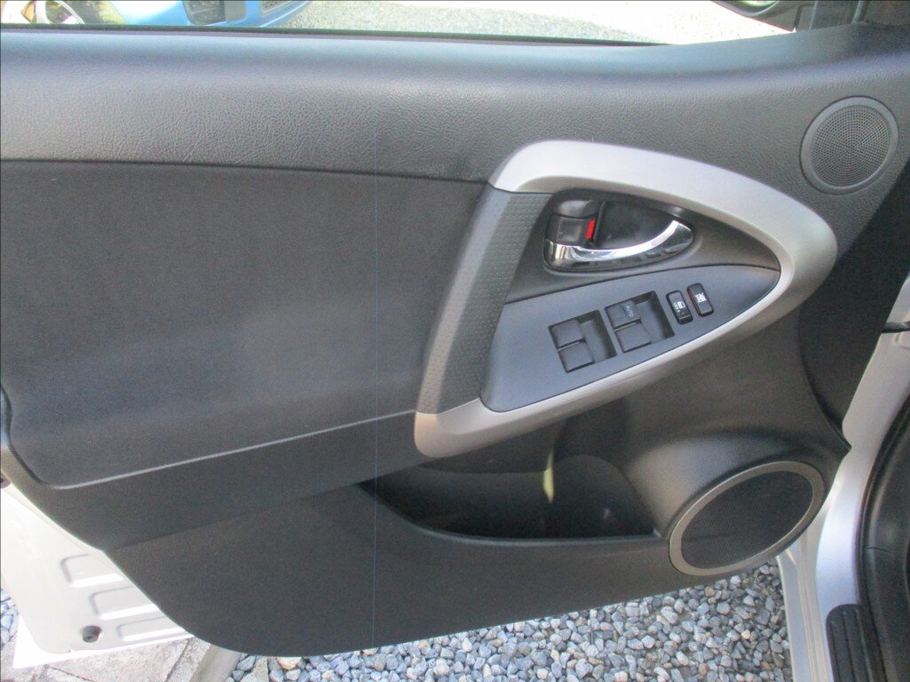 Toyota RAV4 SUV / Terénní 2,2 l 100 kw