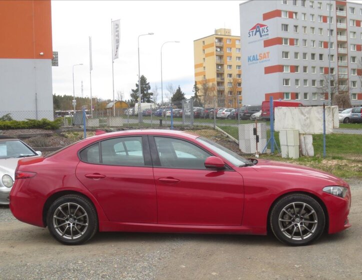 Alfa Romeo Giulia Sedan / Limuzína 2,1 l 110 kw