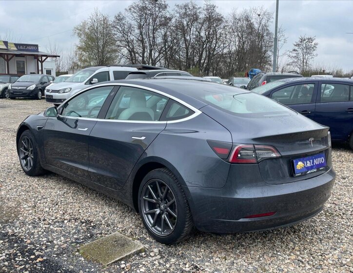 Tesla Model 3 Sedan / Limuzína 0,0 239 kw