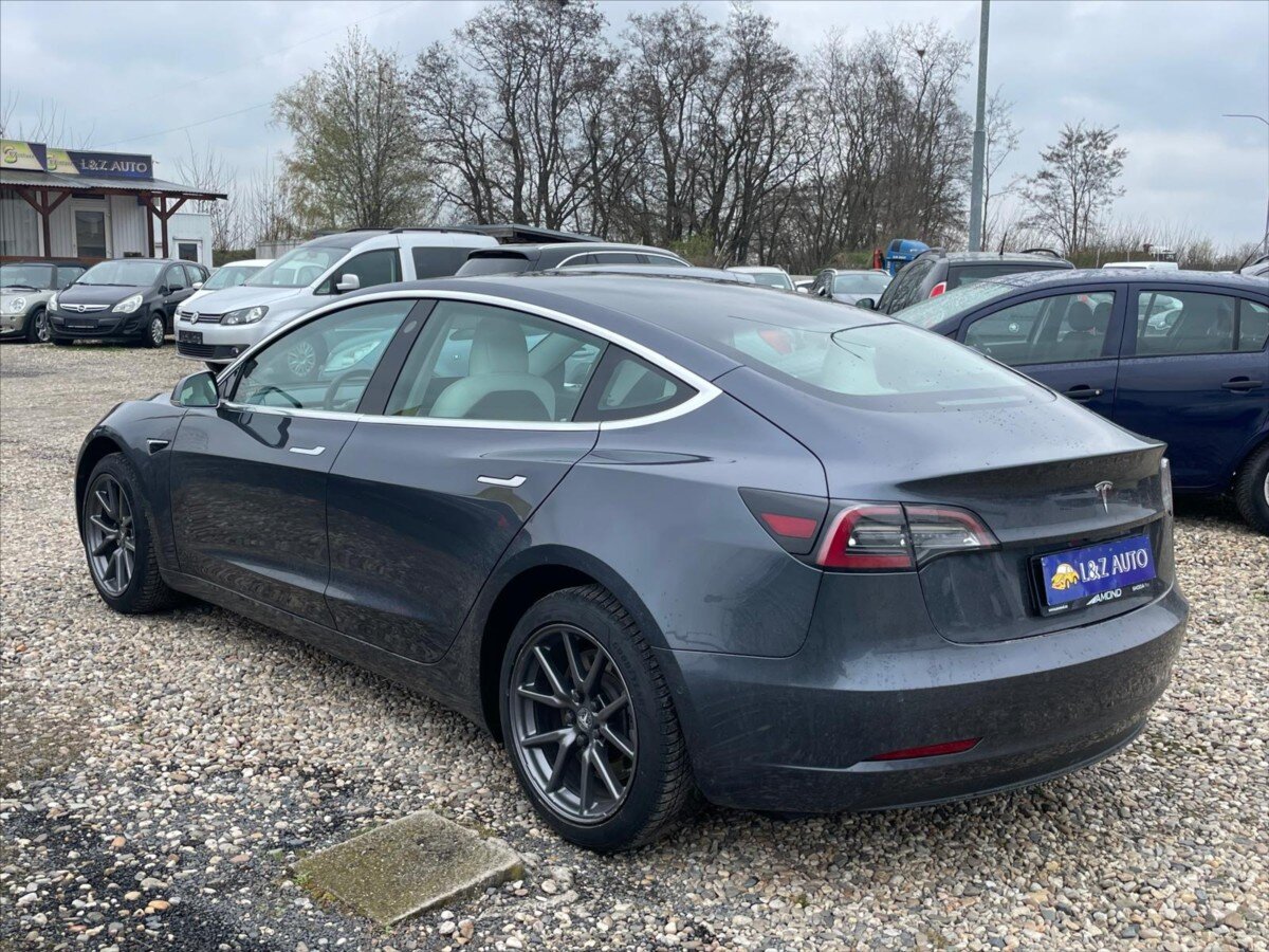 Tesla Model 3 Sedan / Limuzína 0,0 239 kw