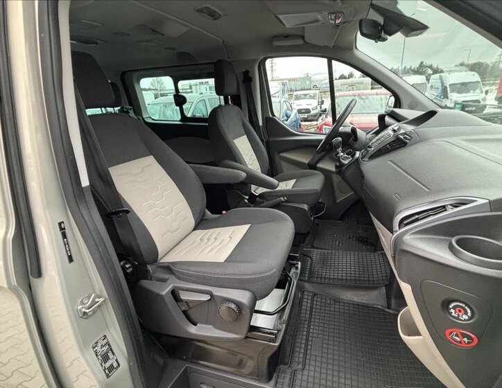 Ford Tourneo Custom 24