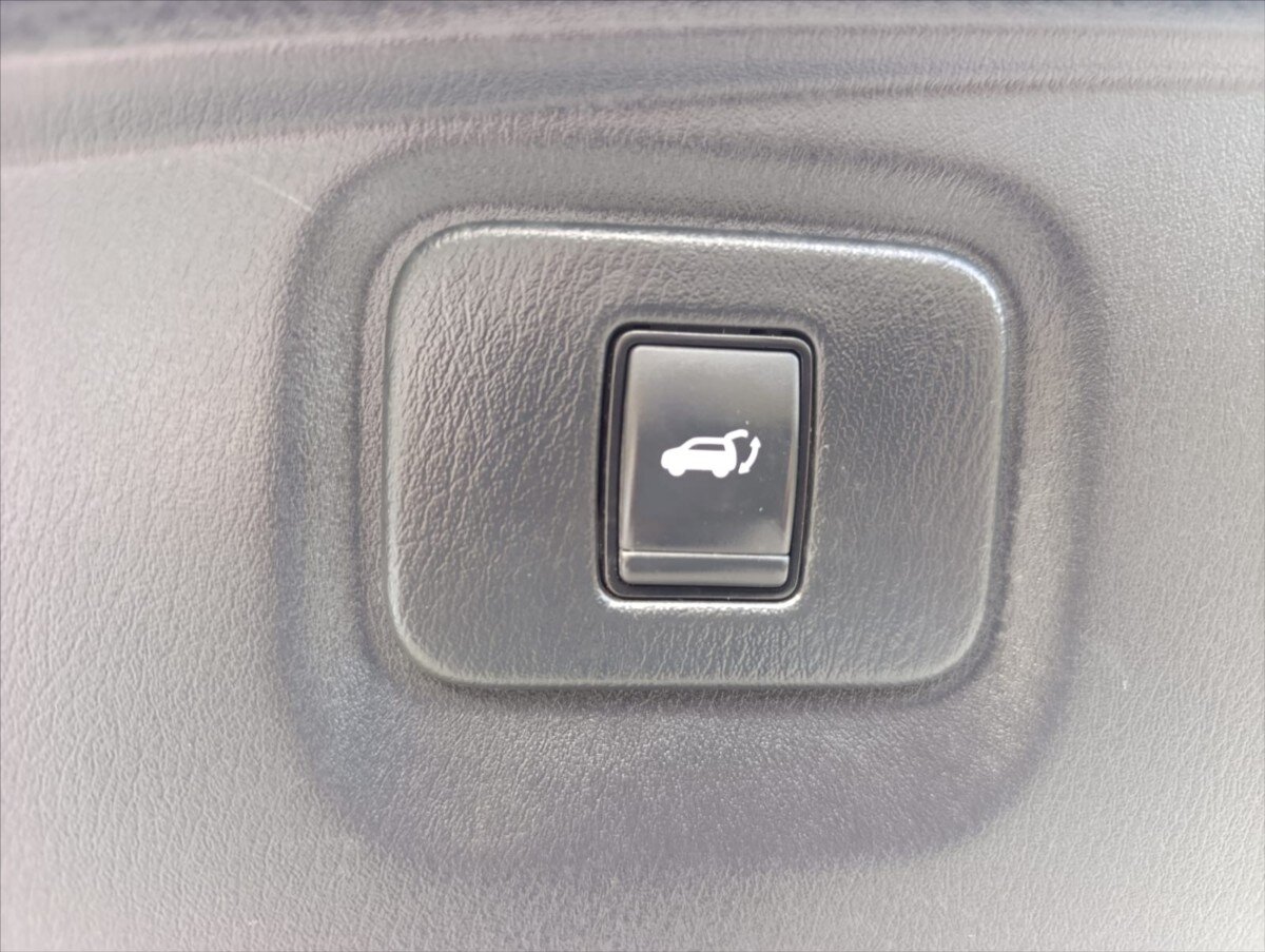 Nissan Pathfinder SUV 3,5 l 212 kw