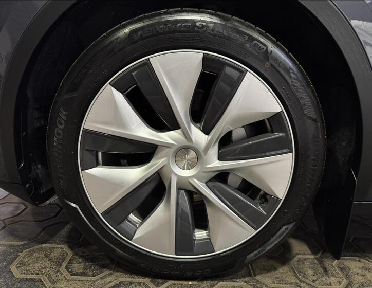 Tesla Model Y 34