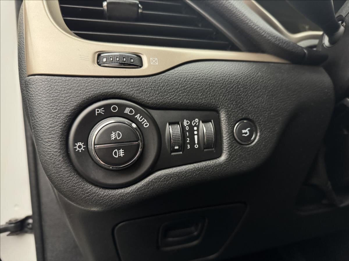 Jeep Cherokee SUV / Terénní 2,0 l 103 kw