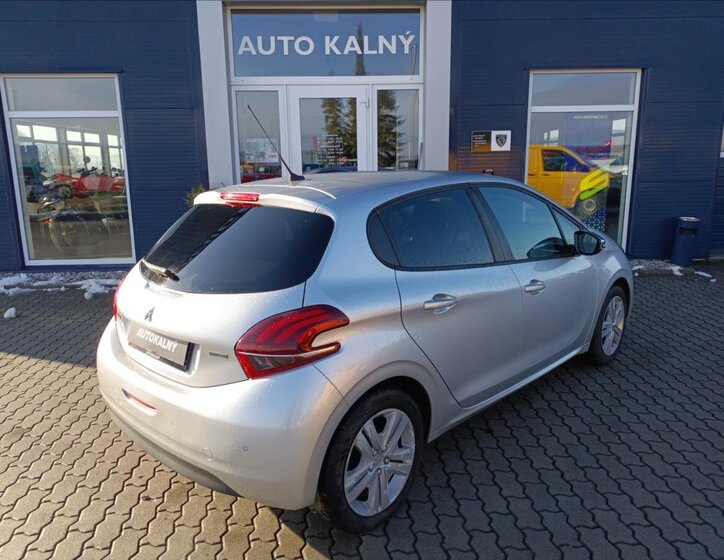 Peugeot 208 Hatchback 1,2 l 60 kw