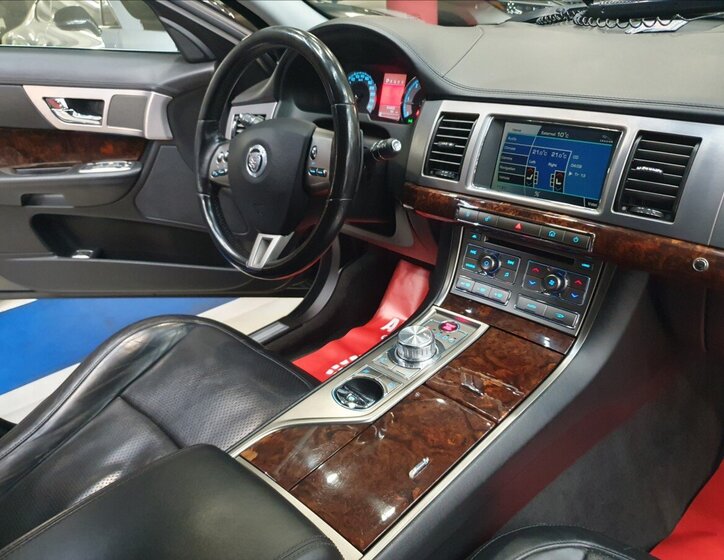 Jaguar XF Sedan / Limuzína 3,0 l 202 kw