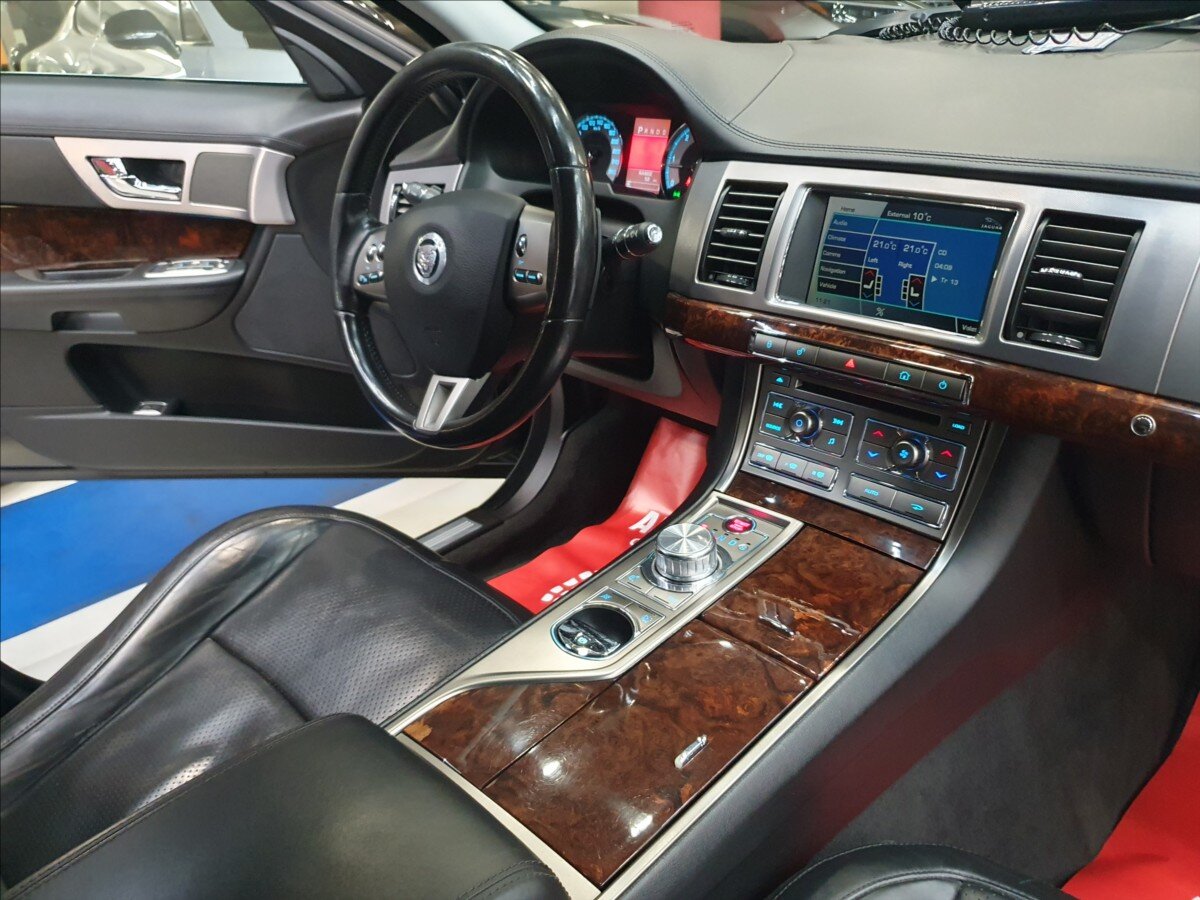 Jaguar XF Sedan / Limuzína 3,0 l 202 kw