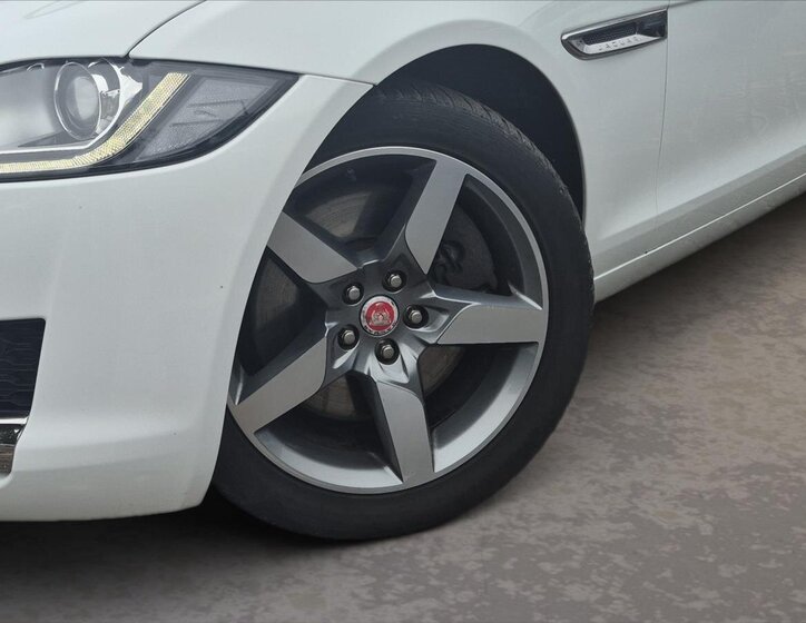 Jaguar XF Sedan / Limuzína 3,0 l 221 kw