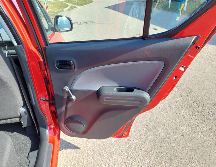 Suzuki Splash Hatchback 996,0 48 kw