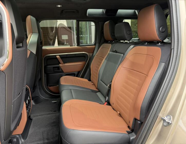 Land Rover Defender 18