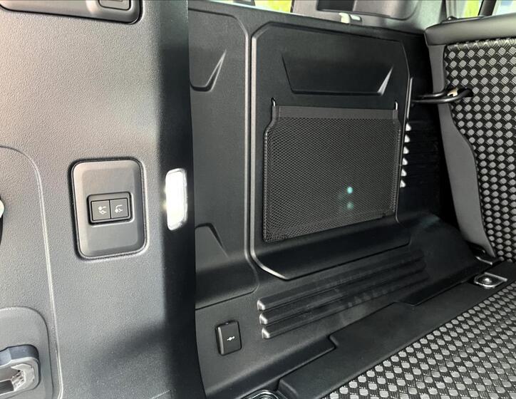 Land Rover Defender 7