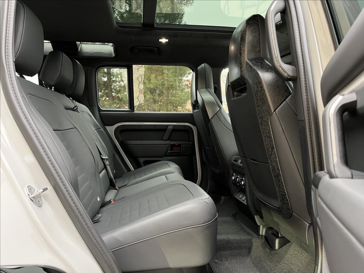 Land Rover Defender SUV / Terénní 4,4 l 467 kw
