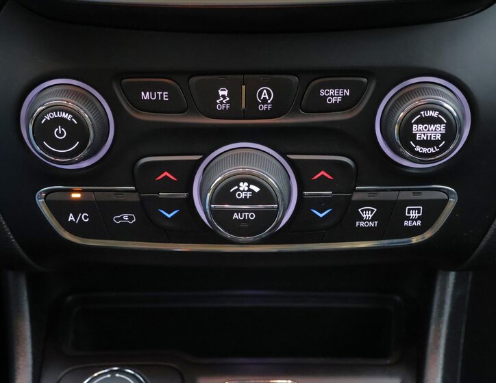 Jeep Cherokee SUV / Terénní 3,2 l 200 kw