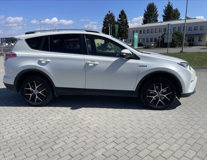 Toyota RAV4 SUV / Terénní 2,5 l 145 kw
