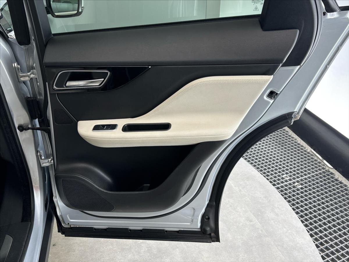 Jaguar F-Pace SUV / Terénní 2,0 l 132 kw