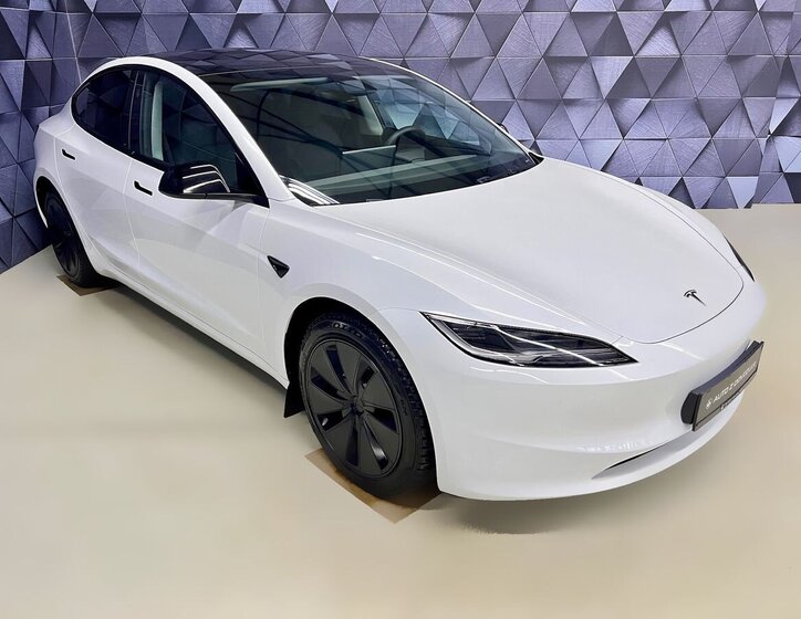 Tesla Model 3 Sedan 0,0 324 kw