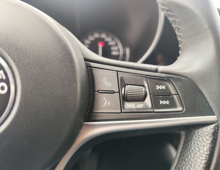 Alfa Romeo Giulia Sedan / Limuzína 2,1 l 110 kw