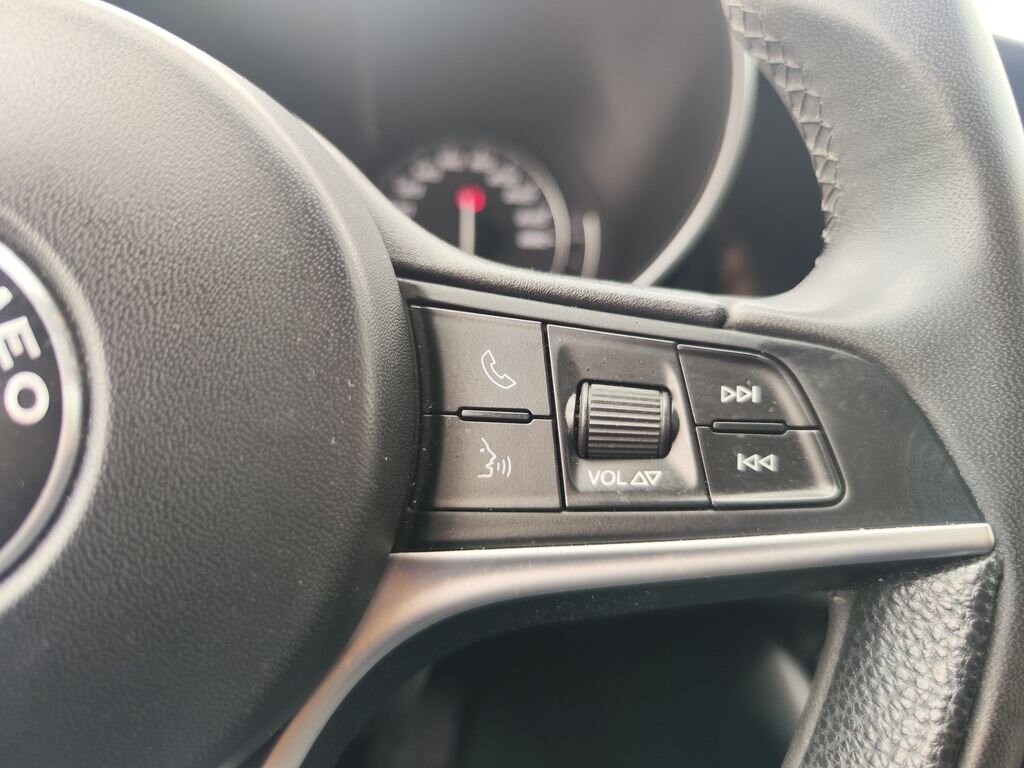 Alfa Romeo Giulia Sedan / Limuzína 2,1 l 110 kw