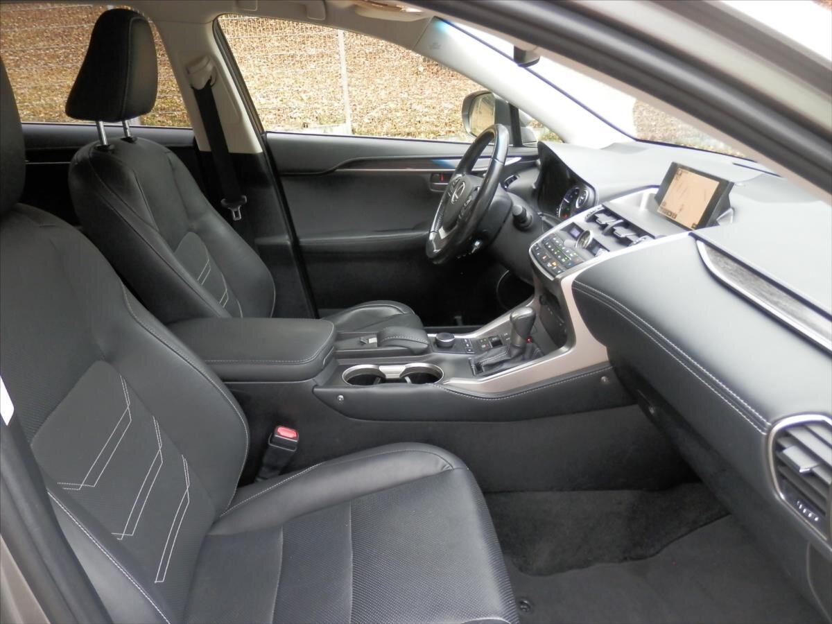 Lexus NX 300h SUV / Terénní 2,5 l 114 kw