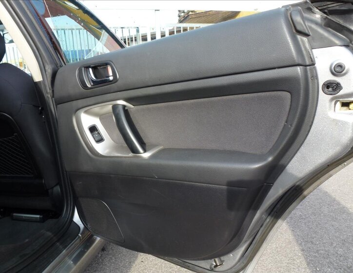 Subaru Legacy Kombi 2,0 l 121 kw