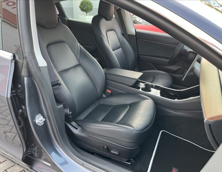 Tesla Model 3 Ostatní 0,0 239 kw