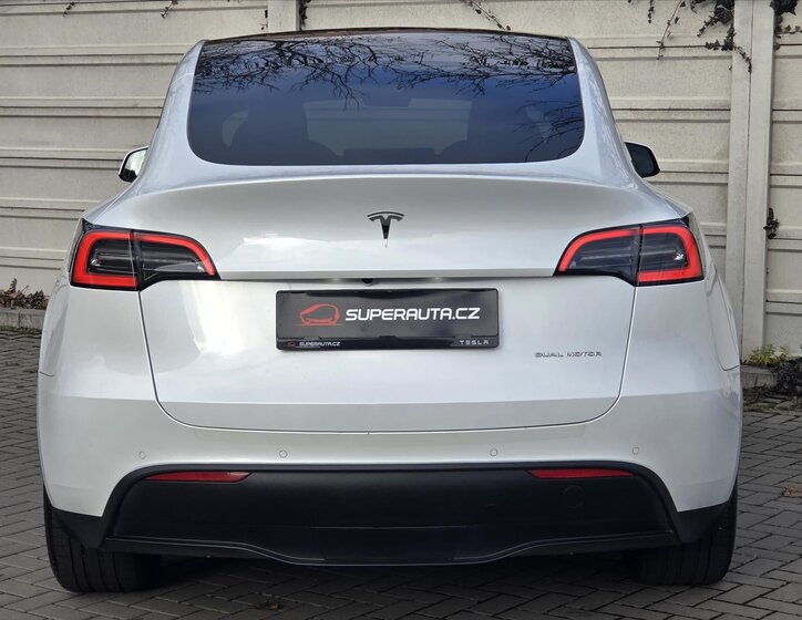 Tesla Model Y 6
