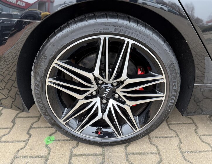 KIA Stinger Hatchback 3,3 l 269 kw