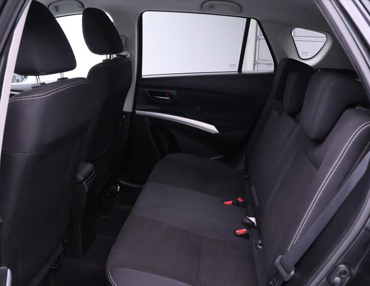 Suzuki SX4 S-Cross 16