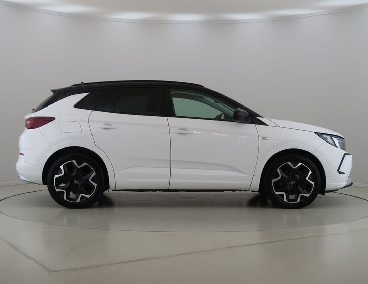 Opel Grandland SUV / Terénní 1,6 l 147 kw
