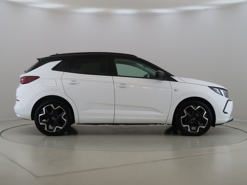 Opel Grandland SUV / Terénní 1,6 l 147 kw